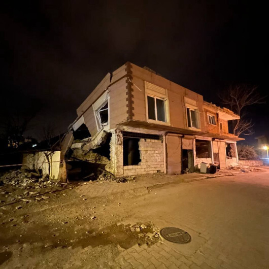 Hatay'daki deprem sonrası Osmaniye'de boşaltılan binanın bir bölümü yıkıldı