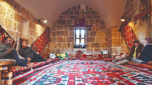 Mimar Sinan tarafından 1574 yılında hacı ve ticaret kervanlarının konaklaması için yaptırılan Sokullu Mehmet Paşa Külliyesi, Hatay’daki depremzedeleri ağırlıyor.