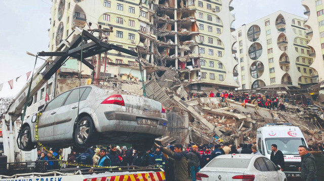 Depremde enkaz altında kalan on binlerce otomobilin hasarının nasıl karşılanacağı merak ediliyor.