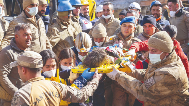 Milli Savunma Bakanı Hulusi Akar, "TSK unsurları askeriyle, siviliyle, işçisiyle, teknik personeliyle ilk andan itibaren seferber olmuş, milletinin yanına koşmuştur" dedi. 