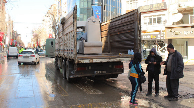 Hasar gören evlerden eşyalarını kamyonlara yükleyenler, başka kentlere taşınıyor.