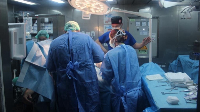Yüzer hastane TCG Bayraktar depremzedelere "nefes" oldu.