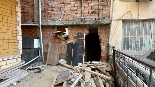 İstanbul Kağıthane'de, bir binanın zemin katında yapılan izinsiz tadilat durduruldu.