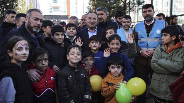 Adalet Bakanı Bekir Bozdağ, Selahaddin Eyyubi ile Halid Velid Yurdu'nda kalan depremzede çocuklarla bir araya geldi. 

