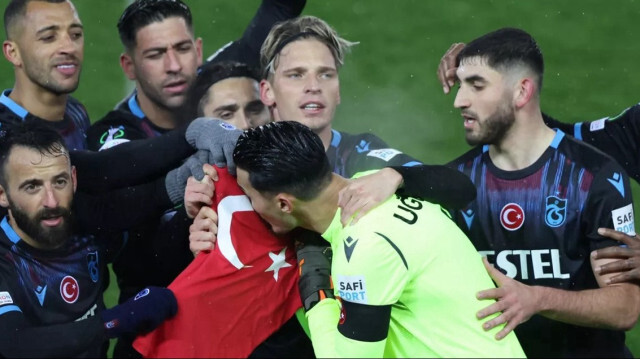 Uğurcan Çakır, Basel'e atılan gol sonrası bayrağımızı öpmüştü. 