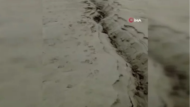 Elazığ’da 17 Şubat'taki deprem sonrası fay hattındaki zemin sıvılaşması görüntülendi.