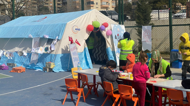 Depremzede çocuklar için masal çadırı