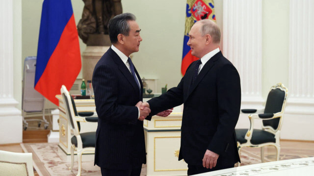 Wang Yi ve Rusya Devlet Başkanı Vladimir Putin