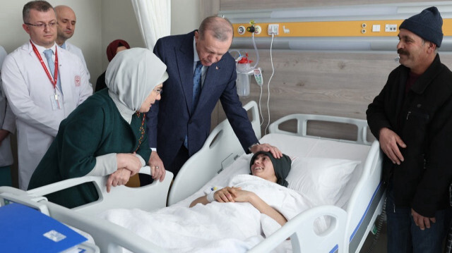 Le président turc  Recep Tayyip Erdogan et son épouse Emine Erdogan, ont rendu visite aux victimes du tremblement de terre. Crédit photo: AA