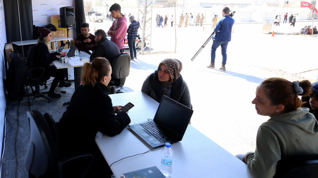 Mobil ofiste işe alım uzmanları ve gönüllülerden oluşan ekiple depremzedelere öz geçmiş oluşturma konusunda destek sağlanıyor.