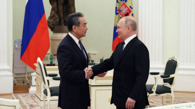 Le président russe Vladimir Poutine et le directeur chinois du Bureau de la Commission centrale des affaires étrangères Wang Yi. Crédit photo: Anton Novoderezhkin / SPOUTNIK / AFP