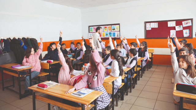 Depremin etkilediği 10 ilden diğer illere nakil olan öğrenciler, yeni okullarında eğitime başladı.