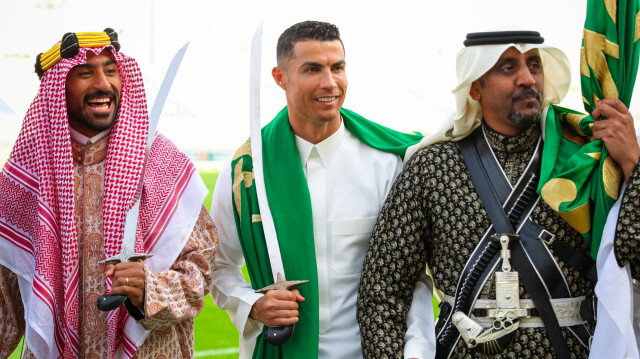 Cristiano Ronaldo, yöresel kıyafetleri üzerine giydi ve kılıç dansı yaptı.
