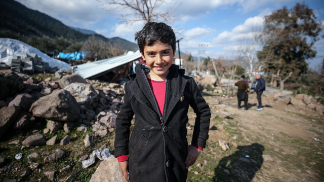 Hatay'da depremzede akranlarına dağıtılması için gofreti geri çeviren Muhammed İnan Türkmen.