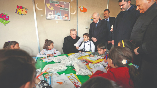 Cumhurbaşkanı Erdoğan ve MHP lideri Bahçeli, Gaziantep’in Nurdağı ilçesindeki konteyner kenti ziyaret etti, depremzedelerle bir araya geldi.