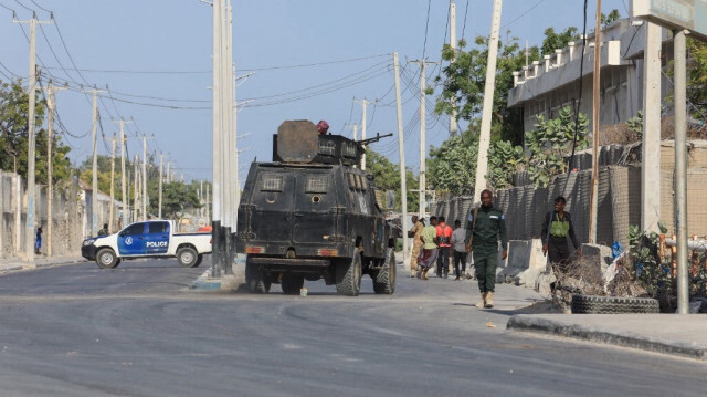 Les forces de sécurité patrouillent devant un bâtiment qui a été attaqué par des militants d'Al Shabaab dans la capitale somalienne, Mogadiscio. Crédit: Hassan Ali ELMI / AFP