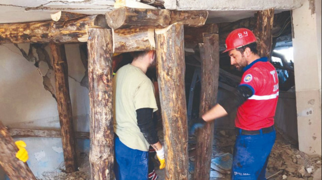 Deprem bölgelerinde kendi geliştirdikleri yöntemlerle enkazlardan birçok hayat kurtaran madenciler, bölgeden ayrılmaya başladı.