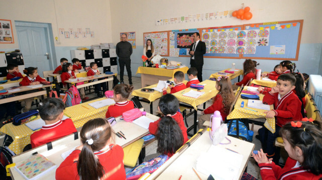 Depremin ardından aileleriyle Kars'a gelen öğrenciler, nakil oldukları okullarda dersbaşı yaptı. 