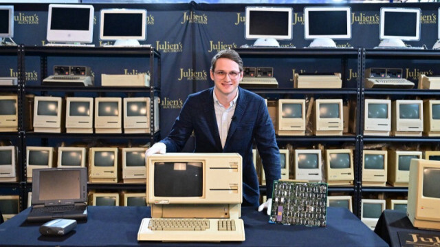Erik Rosenblum, stratège en développement du TVN aux enchères de Julien, pose derrière l'Apple Lisa.Crédit: Frédéric J. MARRON / AFP