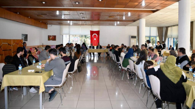 Antalya Valisi Ersin Yazıcı, İller Bankası Bölge Müdürlüğü Misafirhanesinde kalan 85 depremzedeyi ziyaret ederek, geçmiş olsun dileklerini iletti.