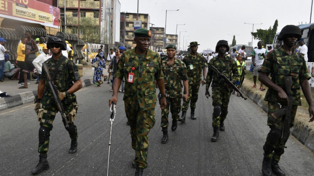 Les officiers militaires arrivent avant le rassemblement d'une campagne présidentielle.
Crédit Photo: PIUS UTOMI EKPEI / AFP