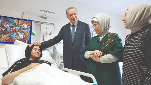 Cumhurbaşkanı Erdoğan ile eşi Emine Erdoğan, depremin 248. saatinde enkaz altından çıkarılan Aleyna Ölmez’i Ankara’da hastanede ziyaret etti.
