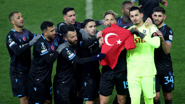 Bordo-mavili futbolcular, Basel maçında atılan gol sonrası Türk bayrağı açtı.