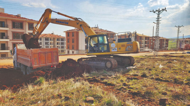 456 konutun yapılacağı Yeni Bademli Mahallesi’nde iş makineleri ilk kepçeyi dün vurdu.