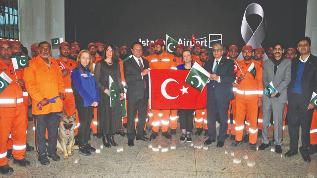 Pakistan’dan gelen 33 kişilik arama kurtarma ekibi, İstanbul Havalimanı’nda Türk bayrağı açtı.