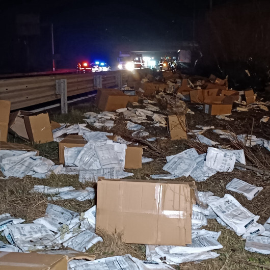 Deprem bölgesine yardım malzemesi taşıyan tır kaza yaptı

