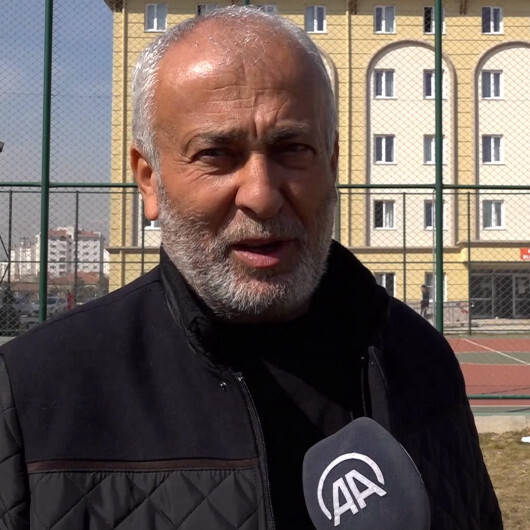 Enkaz altında yağmurla ıslanan battaniyeyi emerek hayata tutundu