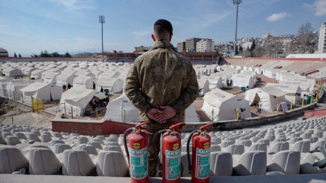 Kahraman Mehmetçik çadır kentlerde 24 saat yangın nöbeti tutuyor
