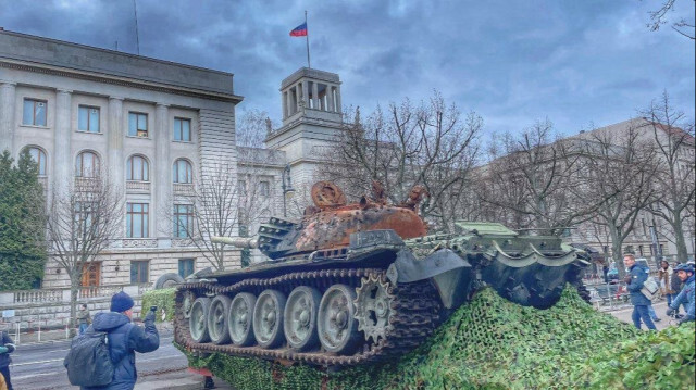 Büyükelçiliğin önüne bırakılan hasarlı Rus tankı