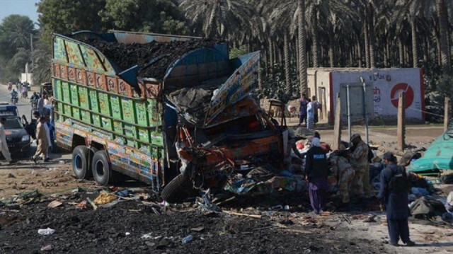 Pakistan'da yolcu otobüsü ile kamyonet çarpıştı.