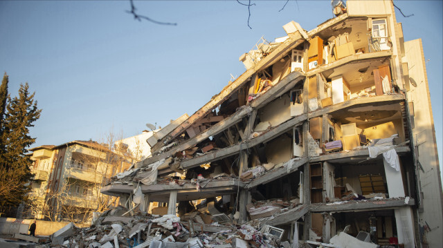 Kahramanmaraş merkezli depremlerden etkilenen Adıyaman'da hasar gören bir bina.