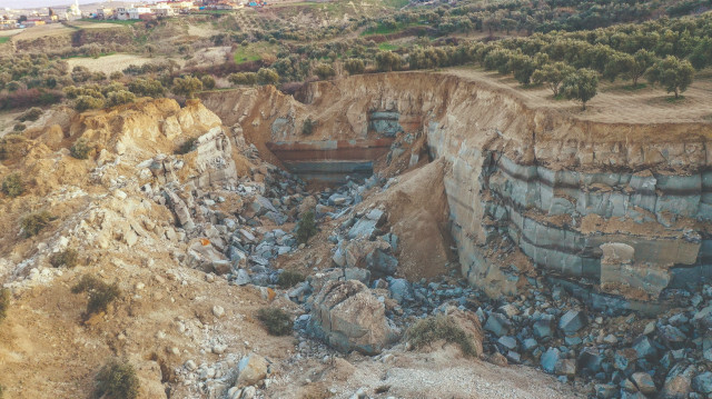 Hatay Altınözü’ndeki zeytinlikte oluşan dev yarık böyle görüntülendi.