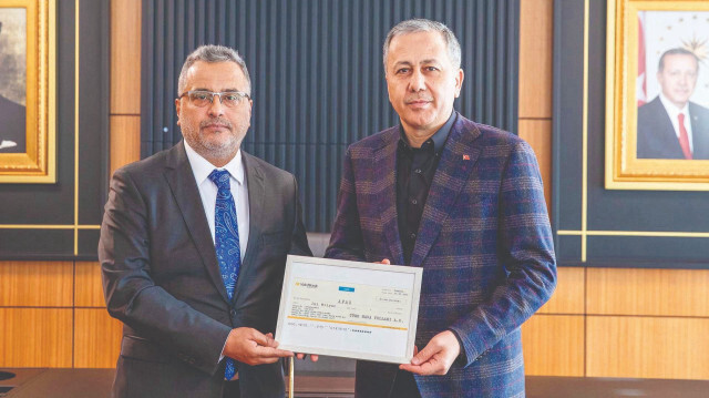 THY İcra ve Yönetim Kurulu Başkanı Prof. Dr. Ahmet Bolat, nakdi yardımı İstanbul Valisi Ali Yerlikaya'ya teslim etti.