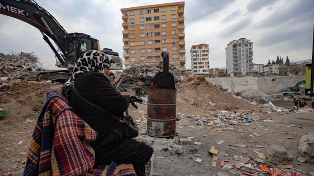 Kahramanmaraş'ta enkaz kaldırma çalışmalarının olduğu alanda bekleyen bir depremzede.