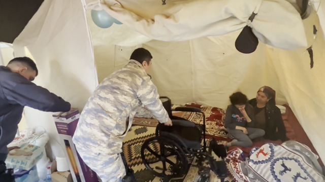 Kahramanmaraş'ta deprem çadırında kalan İlayda'ya tekerlekli sandalye ulaştırıldı.