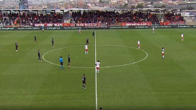 Ümraniyesporlu ve Adana Demirsporlu futbolcular maçın başlama düdüğünden sonra bir süre hareketsiz kaldı ve anma gerçekleştirdi