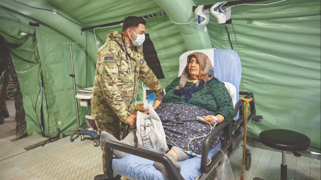 Türkiye ve Azerbaycan askerleri “Asrın felaketinin” yaralarını sarmak için, kurulan sahra hastanesinde omuz omuza aralıksız çalışıyor.