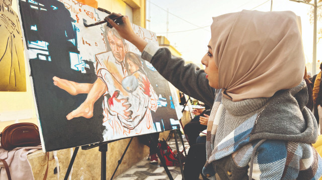 Irak’ın Basra kentindeki kadın sanatçılar, “Acımızı paylaşarak azaltacağız” diyerek deprem bölgesinden hafızalarına kazınan anları tuvallerine resmettiler.