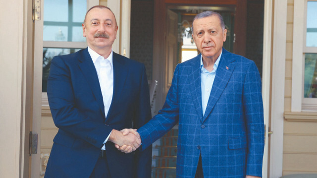 Cumhurbaşkanı Erdoğan dün Azerbaycan Cumhurbaşkanı İlham Aliyev ile KKTC Cumhurbaşkanı Ersin Tatar ve KKTC Başbakanı Ünal Üstel’le bir araya geldi. 