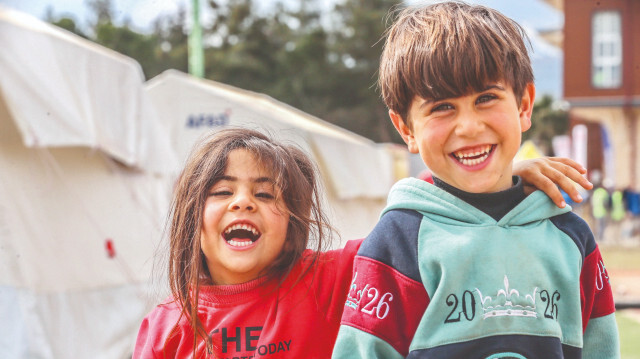 Türkiye, sadece afet bölgelerinde değil, yurdun dört bir yanında misafir edilen depremzede çocuklar için el ele gönül gönüle mutluluk tohumları ekiyor. 