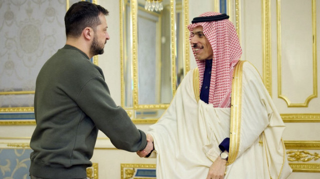 Le président ukrainien V. Zelensky et le ministre des affaires étrangères le prince Faisal Bin Farhan Al Saud. Crédit Photo: Genya SAVILOV / POOL / AFP