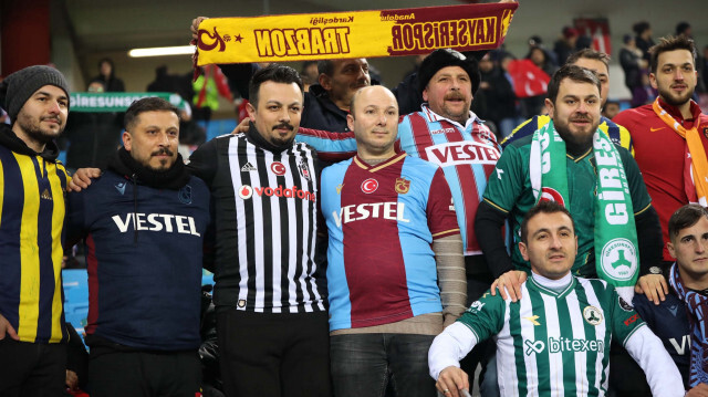 Taraftarlar, Trabzonspor-Basel maçını birlikte izlemiş ve birlik mesajları vermişti. 