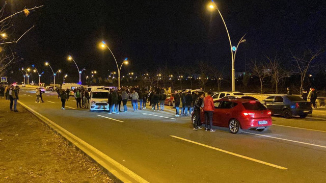 Diyarbakır'da yarışan iki otomobil park halindeki dört otomobile çarptı.