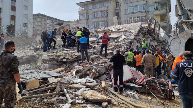 Malatya'da yıkılan hasarlı binalarda arama kurtarma çalışması başlatıldı.