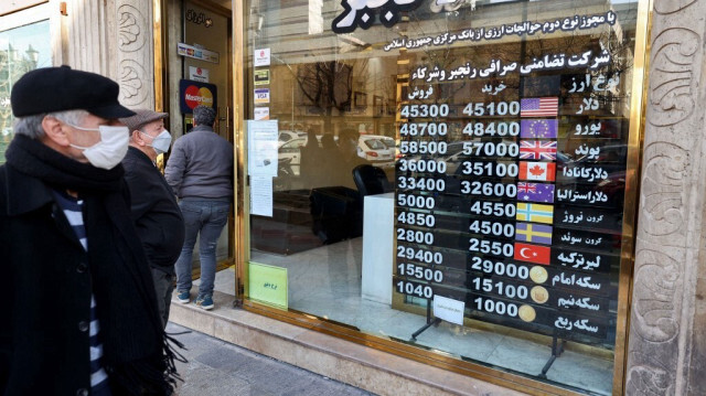 Des Iraniens inquiets face à la chute de leur monnaie. Crédit photo: ATTA KENARE / AFP