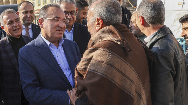 Adalet Bakanı Bekir Bozdağ, depremden etkilenen Diyarbakır'ın Hani ilçesini ziyaret etti.
